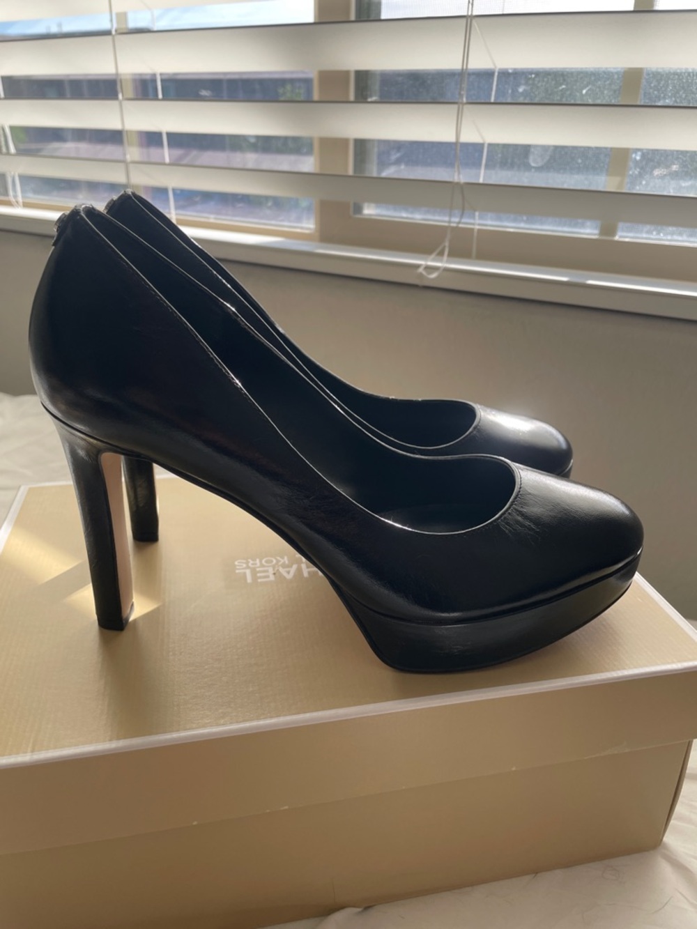 MICHAEL Michael Kors Black Leather Round-Toe Pumps